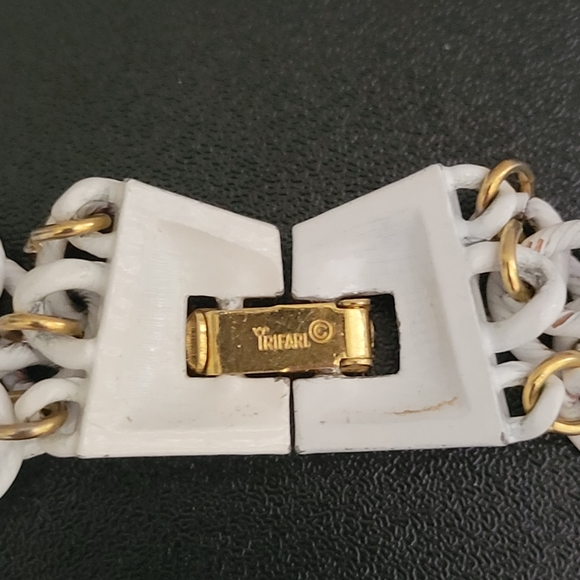 VTG "Crown" Trifari White Milk Glass Waterfall Necklace & Earrings | SIGNED - Picture 5 of 13